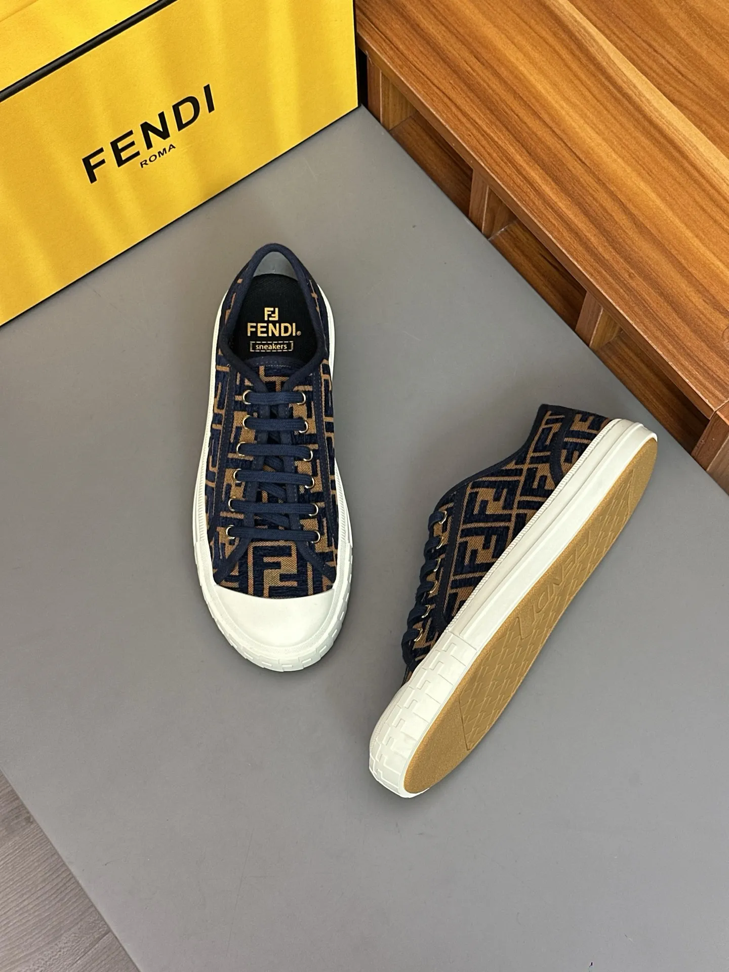 Men's shoes 💰580 FENDI Match men's lace-up sneakers. ♞size; Couple model 35-40 (female) 39~45 (men) This item comes from the Stefano Pilati design series and is made of black leather with gray leather details. Rubber sole with FENDI lettering on the side Material: 100% calfskin, lining: 70% polyester, 27% nylon